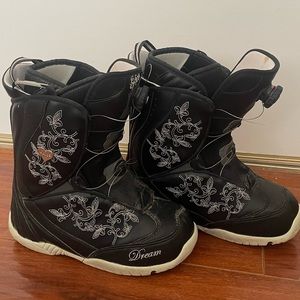 Womens Black snowboard boots size 10